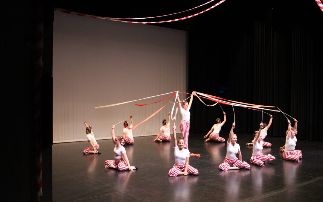 Tänzerinnen auf Bühne mit Bändern