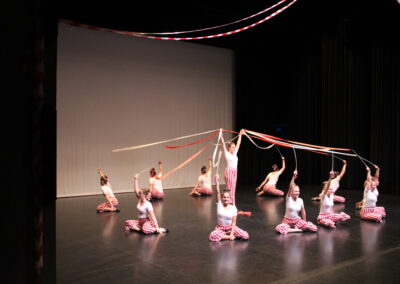 Tänzerinnen auf Bühne mit Bändern